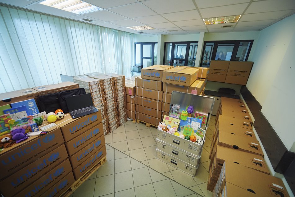300 ноутбуків і валіз, наповнених іграшками, для шкіл і дитсадків у Лодзі. Це подарунки від ЮНІСЕФ