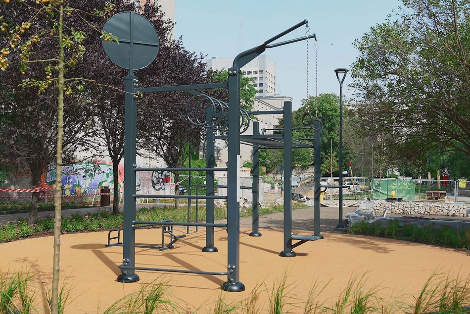 Łódź. Takiego skweru w Łodzi jeszcze nie było! Siłownia, park sensoryczny i plac zabaw już gotowe