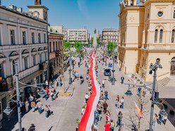 Łódź. Dzień Flagi w Łodzi. Biało-czerwony korowód przeszedł Piotrkowską