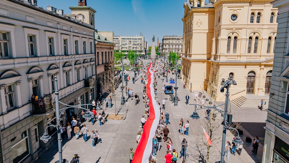 Łódź. Dzień Flagi w Łodzi. Biało-czerwony korowód przeszedł Piotrkowską