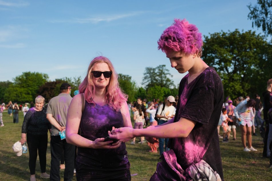 Łódź. Festiwal kolorów na Stawach Jana w Łodzi. Tłumy wzięły udział w bitwie na kolorowy proszek!