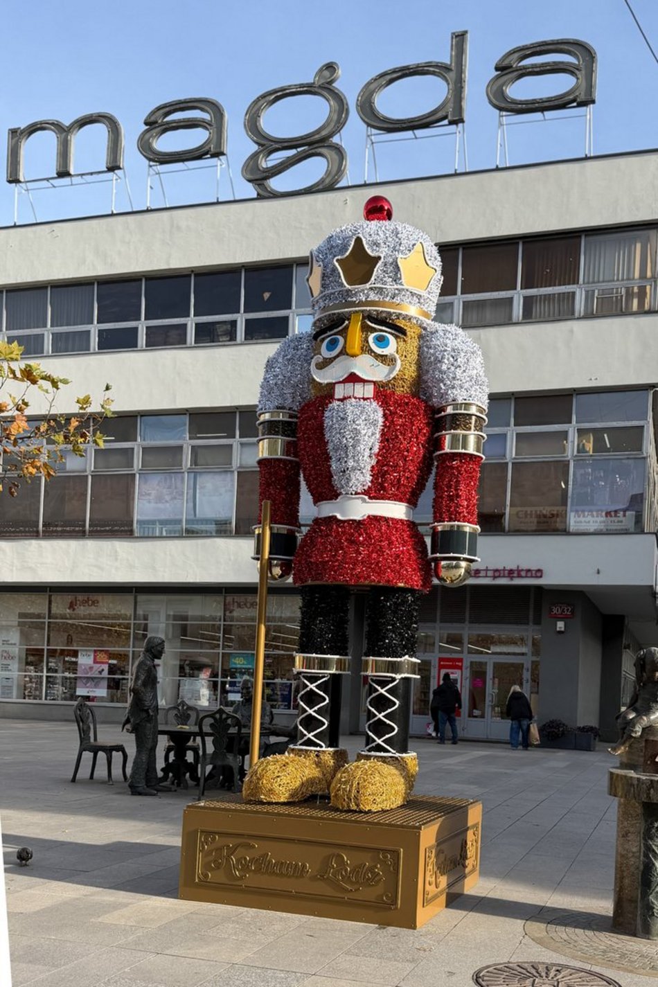 Łódź. Coraz bliżej Święta! Na Piotrkowskiej w Łodzi pojawiły się już pierwsze dekoracje