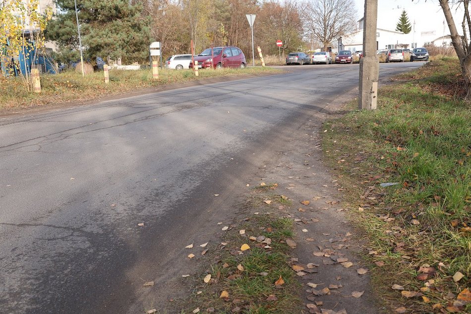 Łódź. Nowy chodnik na Lodowej w Łodzi. Ułatwi dojście do zakładów pracy