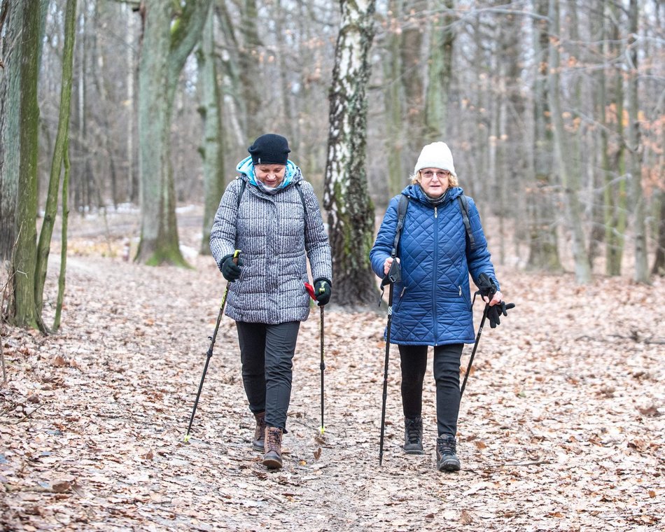 Łódź. Seniorzy w plenerze. Wybierz się na bezpłatne zajęcia nordic walking 