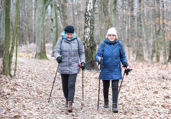 Łódź. Seniorzy w plenerze. Wybierz się na bezpłatne zajęcia nordic walking 