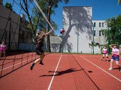Nowe boisko w liceum przy Kopernika w Łodzi. Huczne otwarcie!