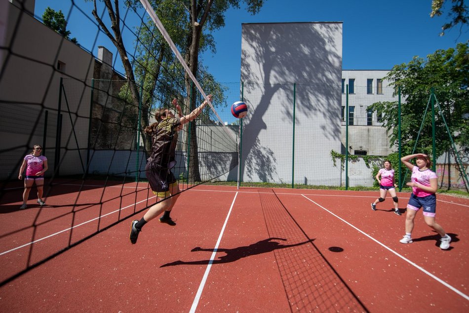 Nowe boisko w liceum przy Kopernika w Łodzi. Huczne otwarcie!