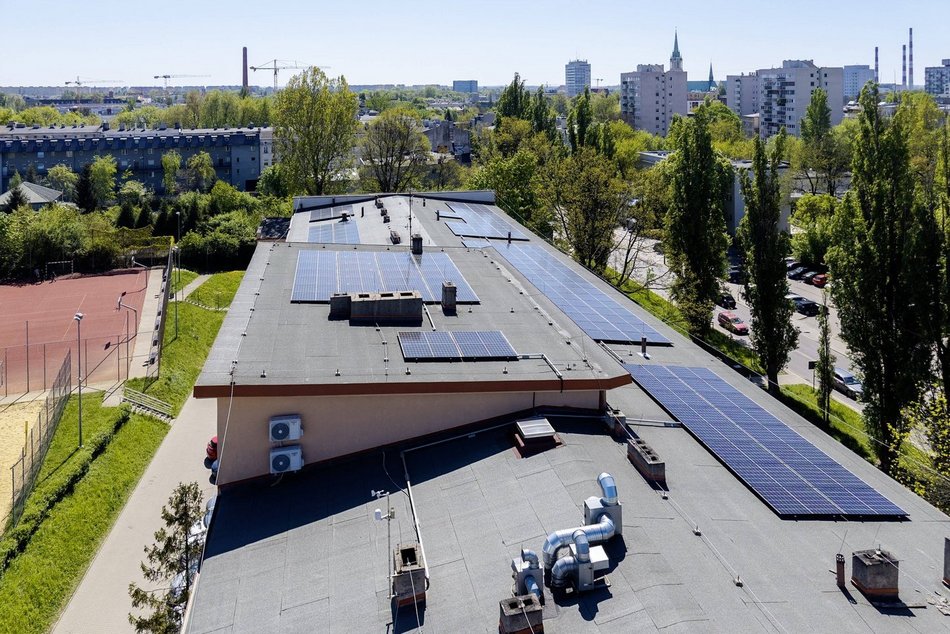 Łódź stawia na fotowoltaikę! Panele pojawiły się na niemal 100 miejskich placówkach
