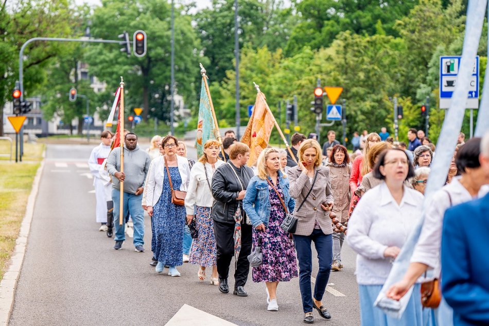 Łódź. Boże Ciało w Łodzi. Procesja z kościoła Matki Boskiej Zwycięskiej przeszła ulicami miasta