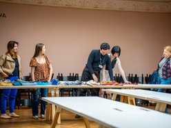 Łódź. Swap ubraniowy w Mediatece MeMo w Łodzi. Fani mody wymieniali się kosmicznymi strojami