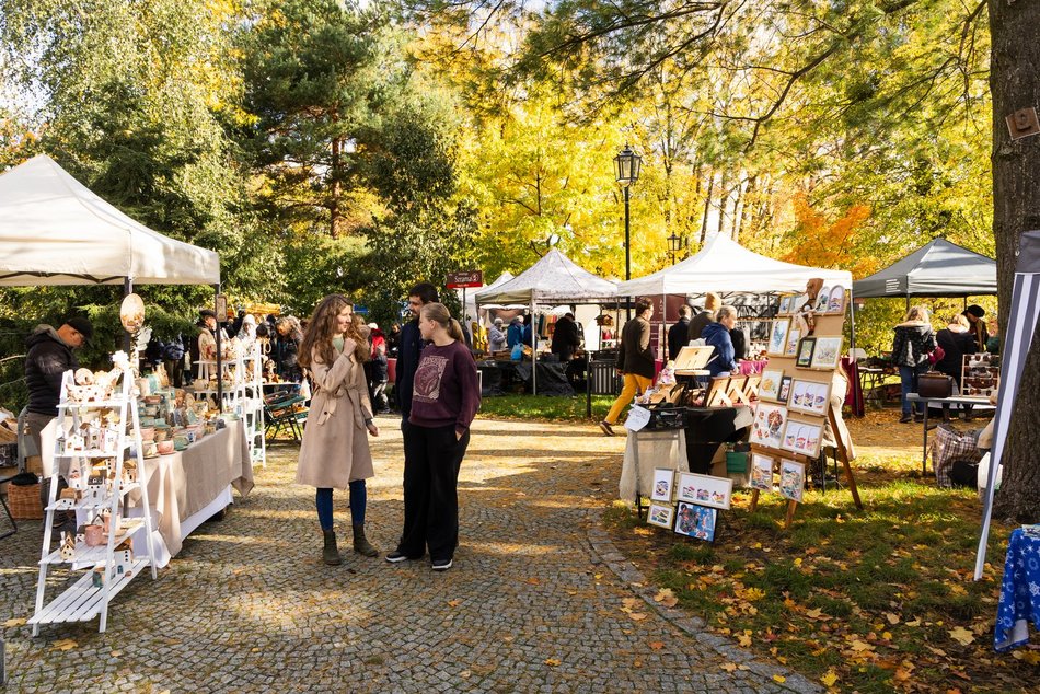 Łódź. Targ Staroci na Księżym Młynie w Łodzi. Rękodzieła, biżuteria, winyle i wiele więcej