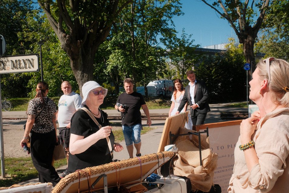 Łódź. Targ Staroci na Księżym Młynie w Łodzi. Unikatowe przedmioty, ceramika, biżuteria i tłumy łodzian
