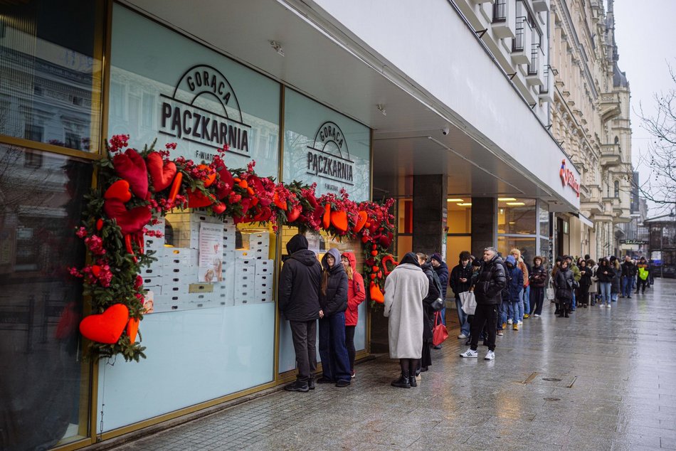 Łódź. Kolejka po pączki