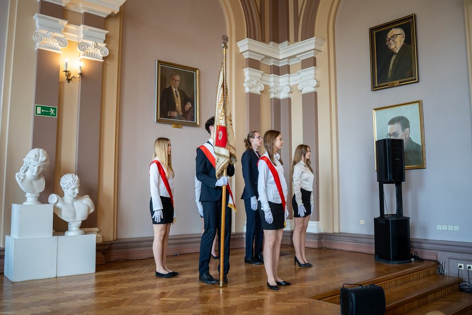 Łódź. Zakończenie roku szkolnego w III Liceum Ogólnokształcącym w Łodzi