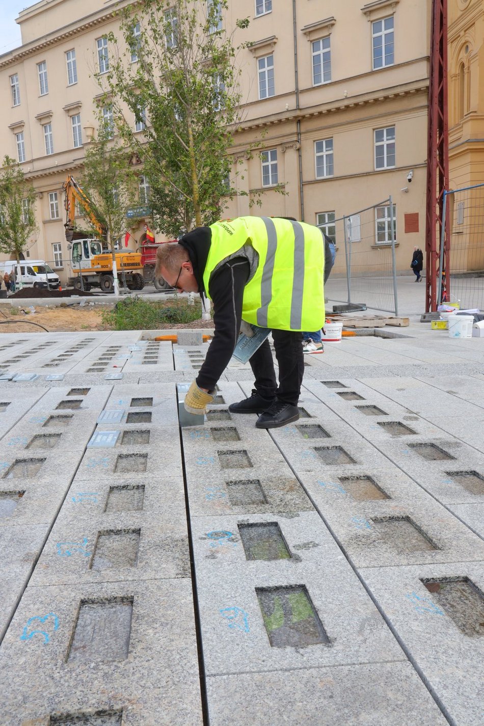 montaż kostek na placu