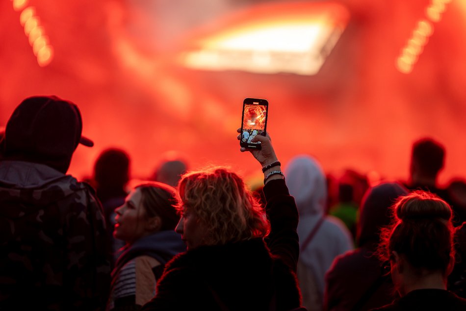 Łódź. Audioriver 2025 w Łodzi. Roztańczony tłum na pierwszym dniu festiwalu