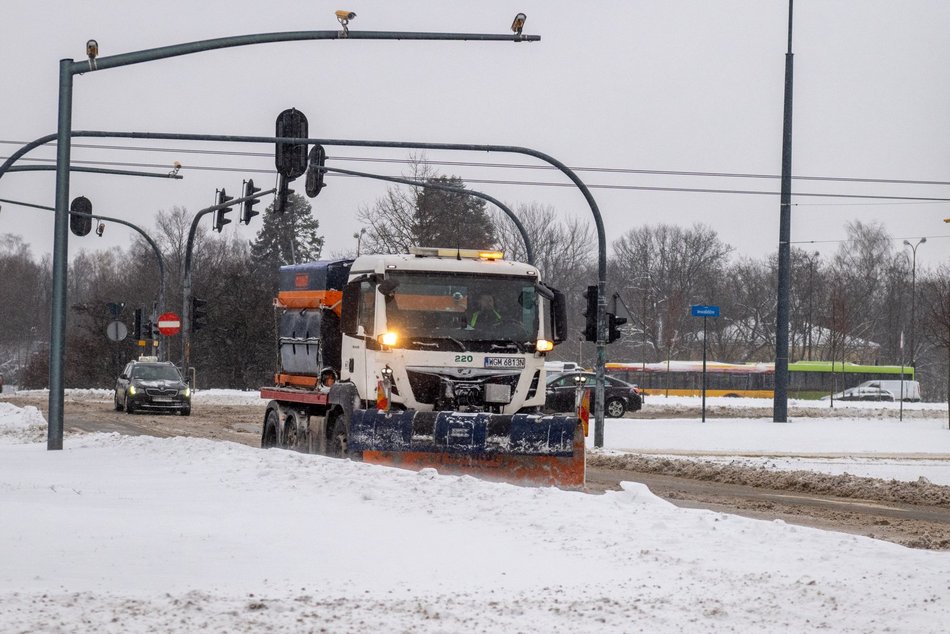Zima w Łodzi nie odpuszcza. Drogowcy pracowali w nocy, by zapobiec gołoledzi!