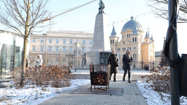 Przeszywający mróz nie odpuszcza. Koksowniki pojawiły się na ulicach Łodzi [ZDJĘCIA]