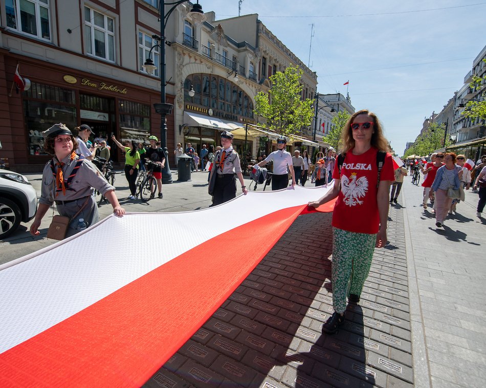 Łódź biało-czerwona. Ulicami miasta przeszedł marsz z okazji Dnia Flagi Rzeczypospolitej Polskiej