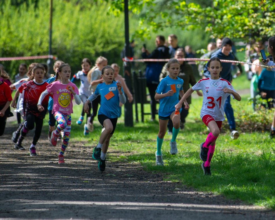 Łódź. XVII Bieg Olimpijczyków w parku Baden-Powella. Rywalizowali uczniowie szkół w Łodzi