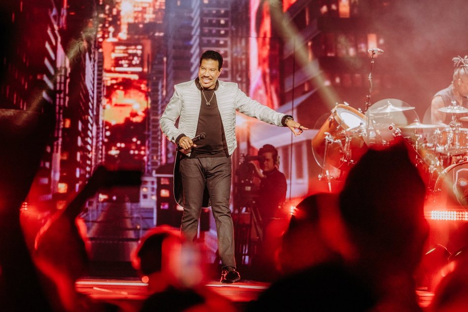 Łódź. Lionel Richie w Łodzi. Ponadczasowe hity porwały publiczność w Atlas Arenie