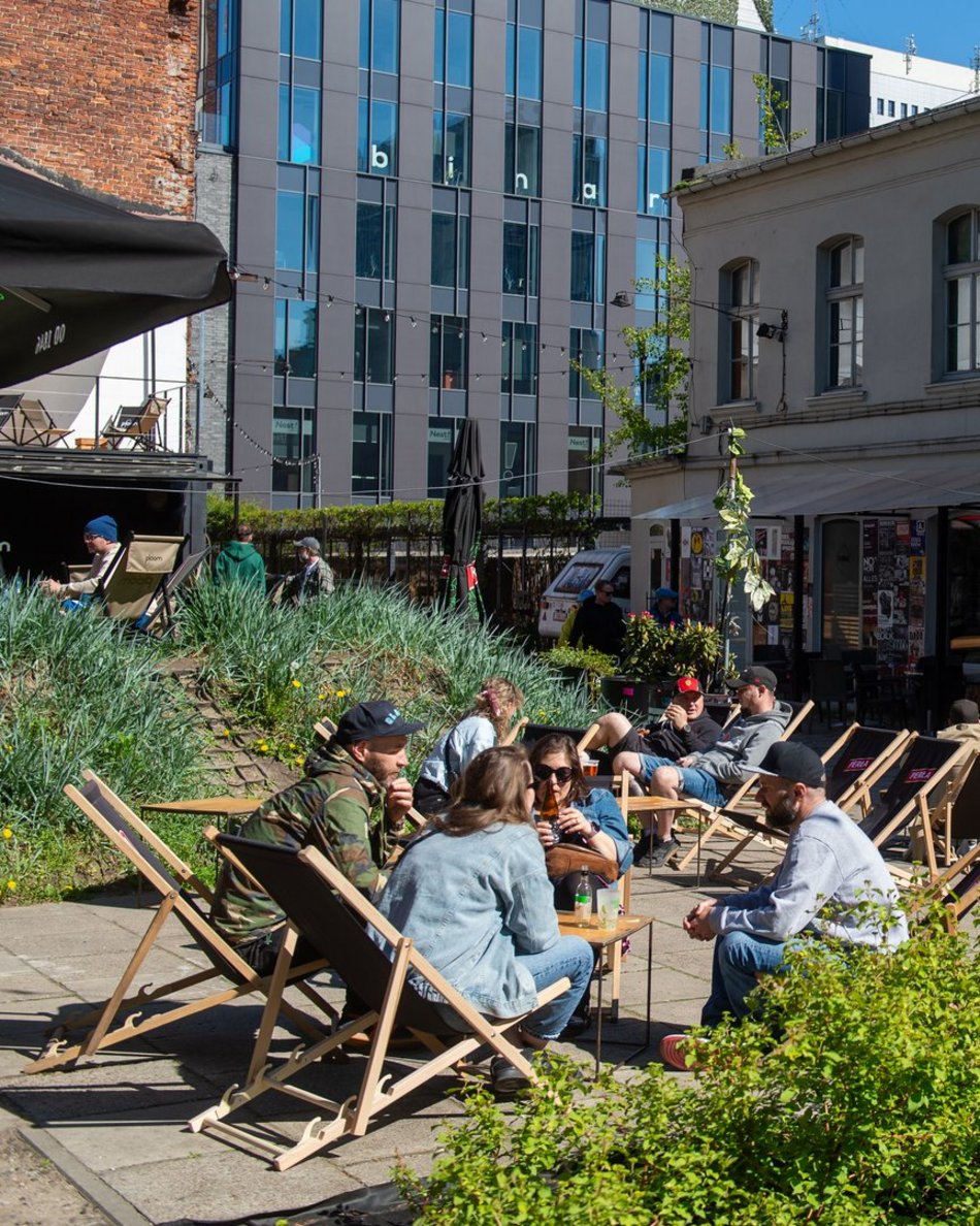 Łódź. Tłumy łodzian w ogródkach na Piotrkowskiej. Tam już czuć majówkę! [ZDJĘCIA]