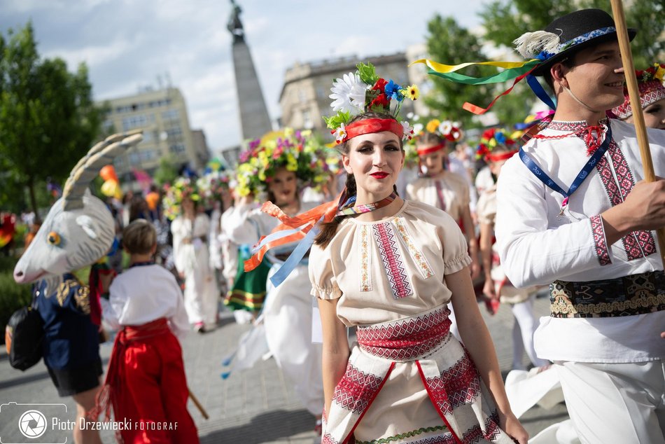 Feria barw przy Piotrkowskiej. Kolorowy pochód rozpoczął 15. edycję Folkowych Inspiracji