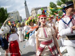Feria barw przy Piotrkowskiej. Kolorowy pochód rozpoczął 15. edycję Folkowych Inspiracji