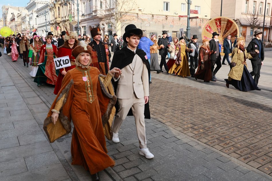Łódź. Polonez dla Łodzi. Tłumy maturzystów zatańczyły na Piotrkowskiej. Razem z nimi łodzianie!