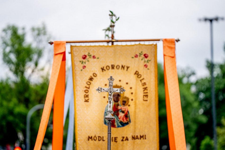Łódź. Boże Ciało w Łodzi. Procesja z kościoła Matki Boskiej Zwycięskiej przeszła ulicami miasta