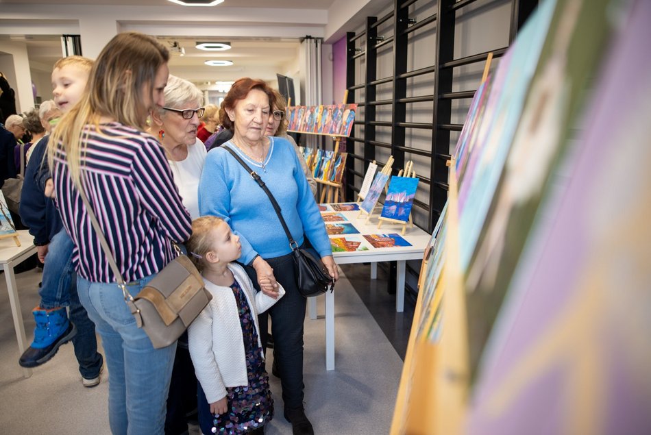 Seniorzy z Łodzi malują obrazy w centrach seniora