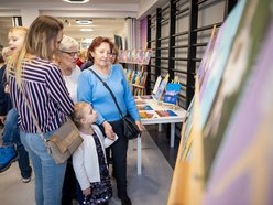 Seniorzy z Łodzi malują obrazy w centrach seniora