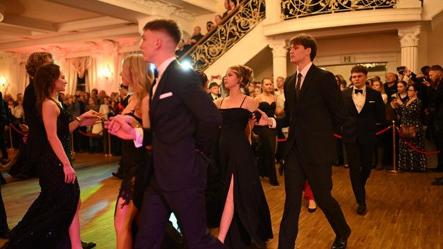 Studniówka III LO w Łodzi. Szyk i elegancja w Białym Pałacu [ZDJĘCIA]