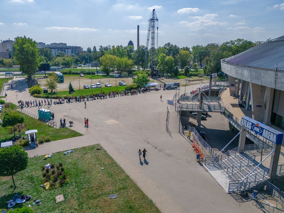 Tłumy fanek Louisa Tomlinsona przed Atlas Areną