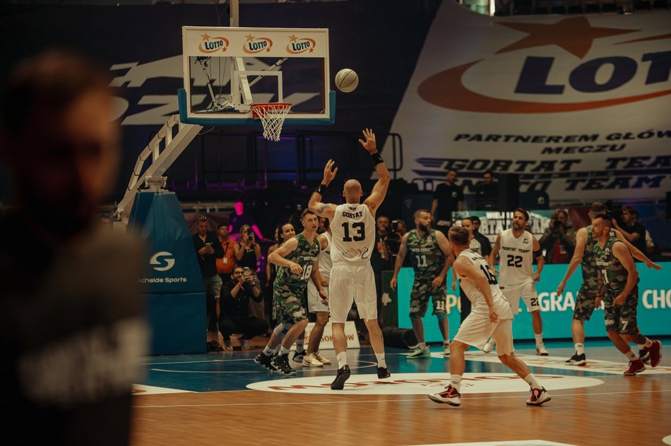 Mecz Gortat Team vs NATO w Łodzi. Czołgi, płomienie i masa sportowych emocji!