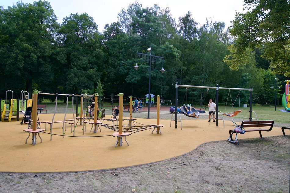Wodne kurtyny i nowe huśtawki na największym placu zabaw w Łodzi