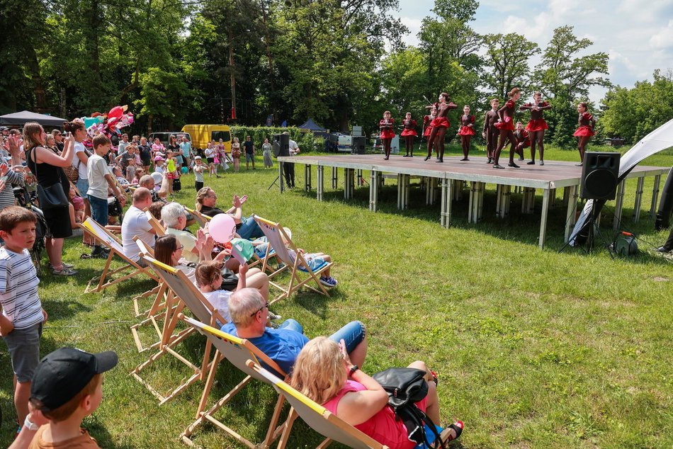 Łódź. Dzień Dziecka w parku na Młynku w Łodzi. Dmuchańce, alpaki i skutery wodne