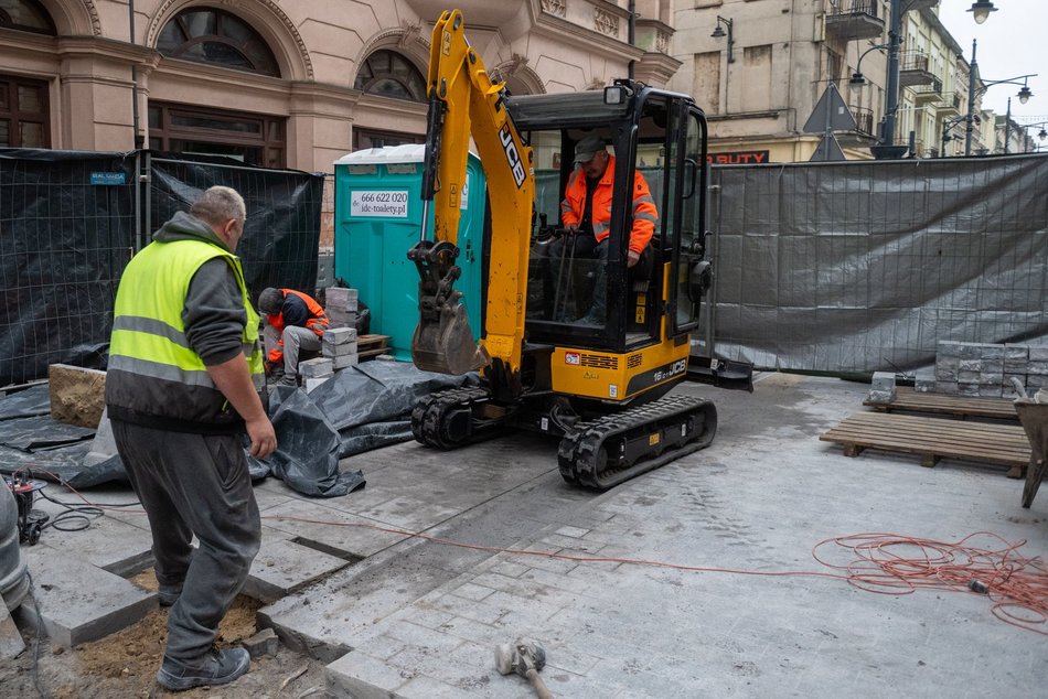 Łódź. Ruszył montaż słupków na Piotrkowskiej