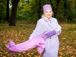 staruszka na tle natury