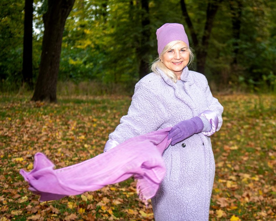 staruszka na tle natury