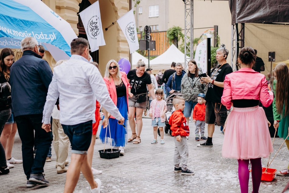 dzieci podczas zabawy