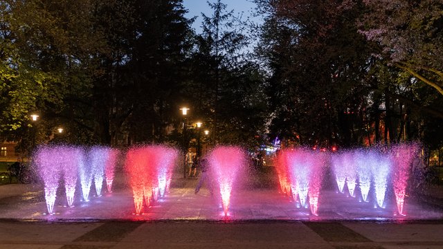 Nocne cuda! Nowe fontanny na placu Wolności, Starym Rynku i w parku Staromiejskim [ZDJĘCIA]
