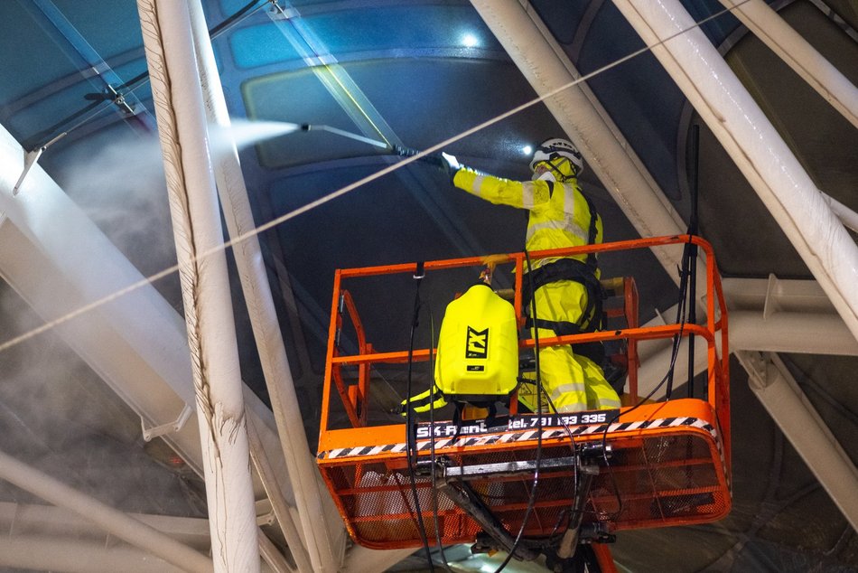 Wielkie sprzątanie Stajni Jednorożców. Przystanek umyty po sam dach!