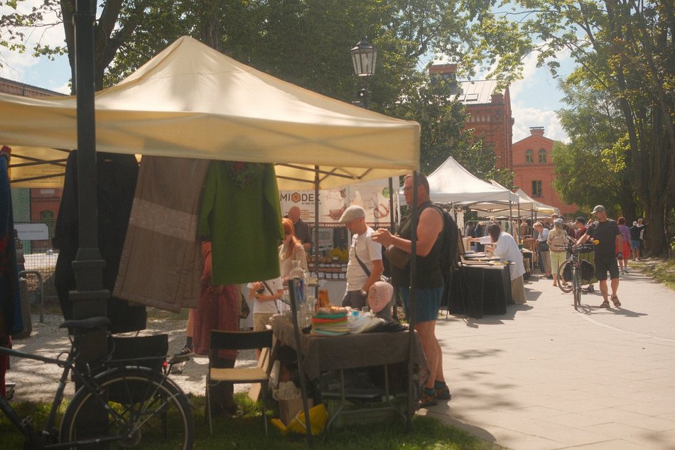 Łódź. Targ Staroci na Księżym Młynie w Łodzi. Rękodzieła, unikatowe rzeczy i domowe przysmaki