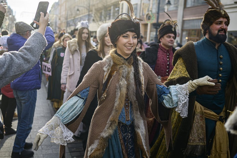 Łódź. Polonez dla Łodzi. Tłumy maturzystów zatańczyły na Piotrkowskiej. Razem z nimi łodzianie!