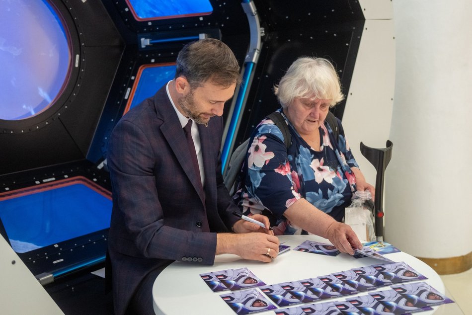 Łódź. Sławosz Uznański-Wiśniewski w EC1 Łódź. Tłumy łodzian na spotkaniu z astronautą