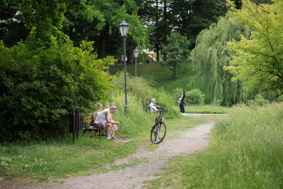 Łódź. Łodzianie spędzają czas wolny w Parku Helenów i Parku Podolskim w Łodzi. Sport i chillout