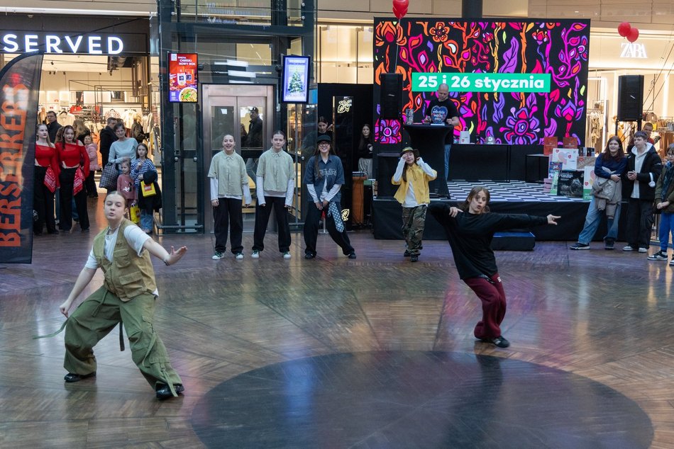 Łódź. WOŚP 2025 w Łodzi. Wioska Wikingów, pokazy taneczne i cosplay w Manufakturze