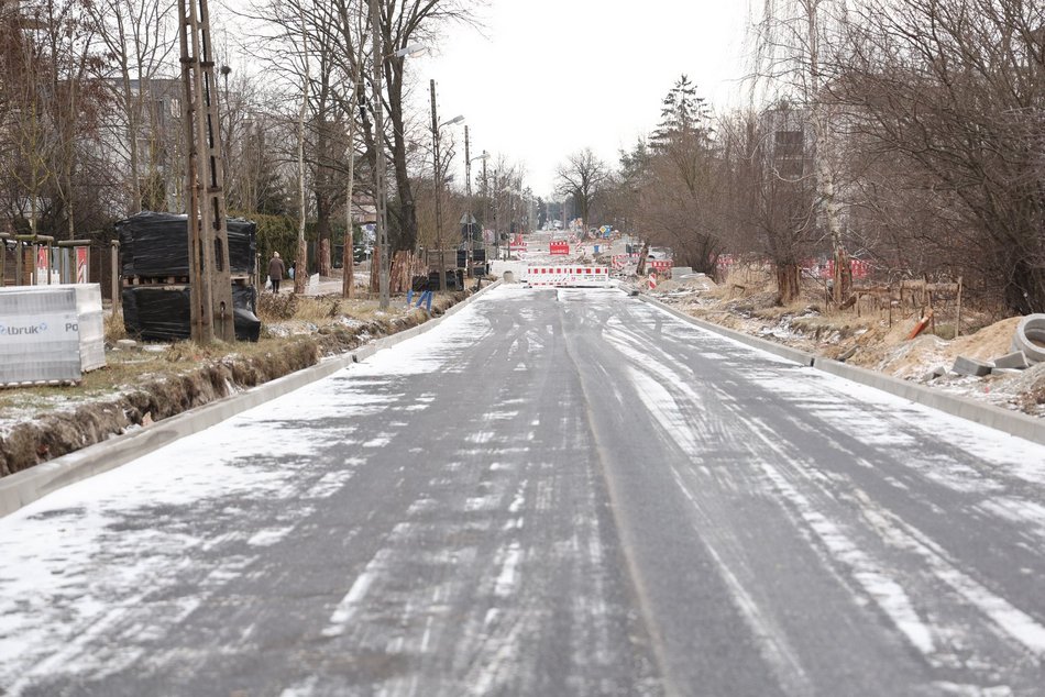 Łódź. Nowy asfalt na Zakładowej w Łodzi. Remont ważnej ulicy na Olechowie bliżej finiszu