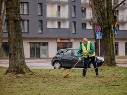 Sprzątanie po zimie w parkach w Łodzi